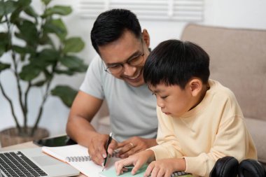 Bir baba ve oğul çalışma alanlarında yaratıcı bir ev okulu görevine girişirler, birlikte çalışırken öğrenme ve kaliteli zaman geçirmeyi teşvik ederler..