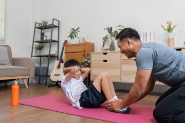 Kendini işine adamış bir baba, oğlunun evde mekik çekmesine yardımcı olur. Spor yapmayı teşvik eder ve ortak aktivitelerle egzersiz yapmayı sever..