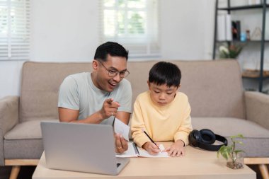 Bir baba ve oğul, okul saatleri boyunca birlikte çalışmaktan mutlu olurlar. Fikir ve notlarını paylaşırlar..