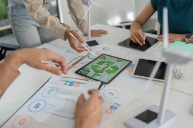 Takım üyeleri, ESG girişimlerini tartışarak ve sürdürülebilir uygulamaları sergileyerek, işbirlikçi bir planlama oturumuna giriştiler..