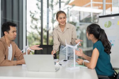 Bir grup genç profesyonel, sürdürülebilirlik ve ticari etki odaklı ESG stratejileri üzerinde kafa patlatıyor..