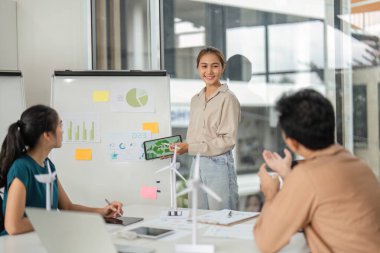 Profesyoneller ESG girişimleri hakkında bir tartışmaya girerek sürdürülebilirlik ve yenilikçi iş uygulamalarına olan bağlılıklarını gösterdiler..