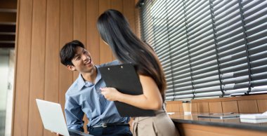 Çağdaş bir çalışma alanında işbirlikçi bir atmosferi teşvik eden iki genç profesyonel anlayış ve stratejileri paylaşıyor..