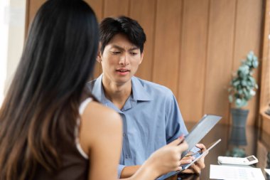 Çağdaş bir çalışma alanındaki verileri gözden geçiren iki meslektaş, finansal stratejiler hakkında ciddi bir konuşmaya giriştiler..