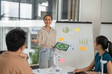 Meslektaşlar, sürdürülebilir iş uygulamaları ve büyüme odaklı ESG girişimleri hakkında bir tartışmaya girişirler.