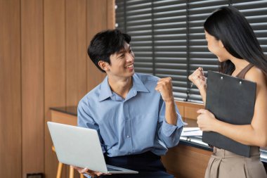İki meslektaş, başarılı bir proje sonucundan duydukları neşe ve heyecanı dile getirdiler, takım çalışmasını ve pozitif enerjiyi vurguladılar.