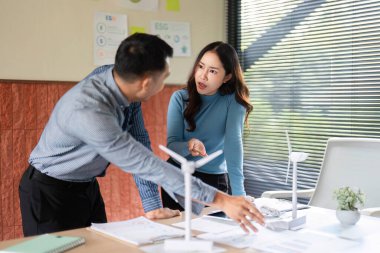 Bir erkek ve kadın ESG girişimleri hakkında dinamik bir tartışmaya girişiyor, sürdürülebilirlik ve iş büyümesine odaklanıyor.