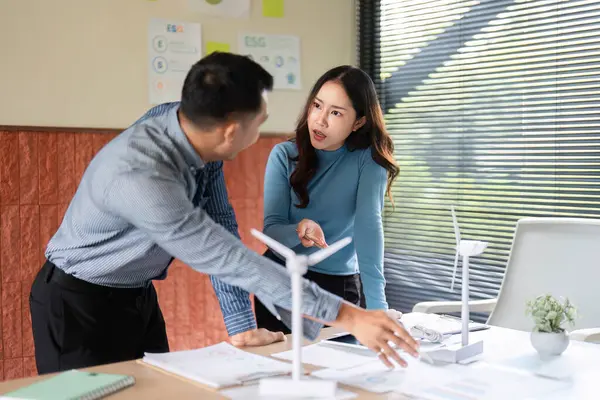 Bir erkek ve kadın ESG girişimleri hakkında dinamik bir tartışmaya girişiyor, sürdürülebilirlik ve iş büyümesine odaklanıyor.