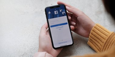 CHIANG MAI, THAILAND 12 Nisan 2021: Sosyal İnternet hizmet Facebook 'u olan iPhone X' i elinde tutan kadın..