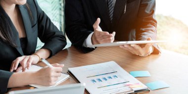 Fon yöneticileri takım danışmanlığı ve dijital tablet üzerinden yatırım borsası analizi hakkında tartışmalar..