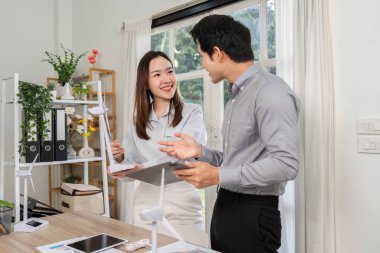 Profesyonel bir ekip sürdürülebilir enerji çözümleri hakkındaki görüşlerini paylaşıyor, ESG iş uygulamalarındaki işbirliğini vurguluyor.