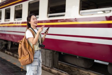 Bir gezginin tren istasyonundaki anını kamerayla yakaladığı ve macerasına hazır olduğu an heyecanla doluyor..