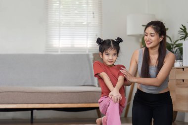 Huzurlu bir ev ortamında, bir anne kızına destek ve eğitim verir, birlikte kaliteli zaman geçirirken yeni yoga teknikleri ustasına yardım eder..