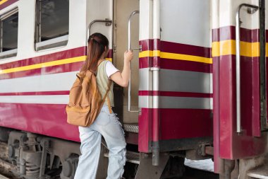 Gezgin, tren merdivenlerine çıkıyor. Sırt çantası yedekte. Yolculuk macerasına hazır. Sahne onun coşkusunu ve yolculuğunu yakalıyor..
