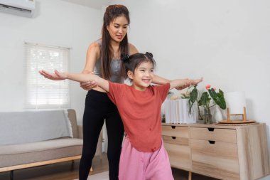 Bir anne kızını, düzgün esneme teknikleri öğrenirken, eğlenceli ve etkileşimli bir fitness deneyimi yaratırken cesaretlendirir..