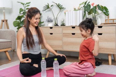 Bir antremanın ortasında, bir anne kızıyla bir anlık bir farkındalık içinde iletişim kurar, hem güç hem de duygusal bağlantıyı vurgular..