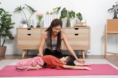 Bir anne kızına yaratıcı bir şekilde esnemesi için yardım eder, fiziksel uygunluğa olan sevgisini arttırır, aynı zamanda ortak alanlarının tadını çıkarır, keyifli bir deneyim yaşatır..