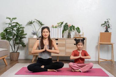 Yoga seanslarında anne-kız arasında barışçıl bir etkileşim, hem farkındalık hem de iç huzuru besleyici bir ortamda geliştirmek..