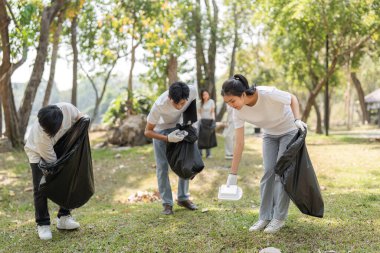 Bir grup gönüllü, kamu hizmeti yoluyla sürdürülebilirlik ve çevre bilincini desteklemek amacıyla parkta çöp topluyor.