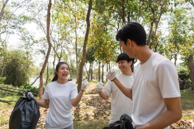 Bir grup genç gönüllü, doğal bir alanı temizleme, sürdürülebilirliği ve toplumsal müdahaleyi destekleme çabalarını sevinçle kutluyor..