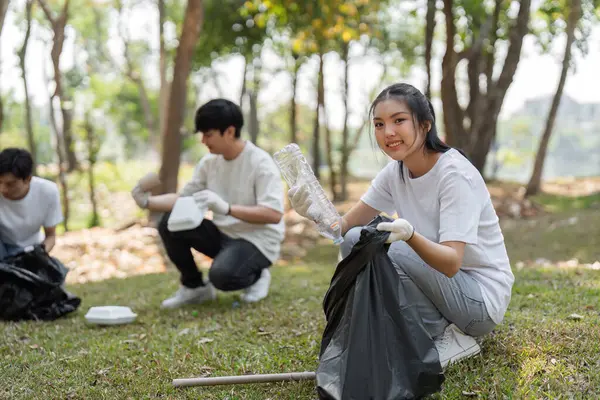 Hevesli gönüllüler, daha temiz bir çevre ve toplum ruhuna olumlu katkıda bulunarak park temizliğinin tadını çıkarıyorlar..