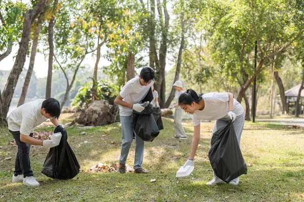 Adanmış gönüllüler bir parkı temizlemeye, sürdürülebilirlik ve kamu hizmetine olan bağlılıklarını göstermeye odaklanmış durumdalar..