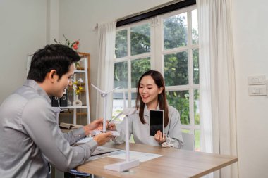 ESG stratejileri, buluşmalarında dijital araçların ve sürdürülebilirlik modellerinin kullanılması hakkında bir tartışmaya giren iki profesyonel.