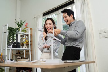 İki iş adamı, ESG değerleri ve takım çalışmasını vurgulayarak, modern bir çalışma alanında keyif ve işbirliği ifade ediyorlar..