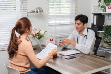 Sağlık uzmanları, bir hastayla ilaç rejimi hakkında konuşur. Tedavi talimatlarını destekleyici bir atmosferde anlamasını sağlar..