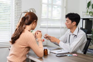 Bir sağlık uzmanı, özel bir konsültasyon sırasında bir kadınla ilaç seçeneklerini dikkatlice tartışır ve onun anlayışını ve rahatlığını sağlar..