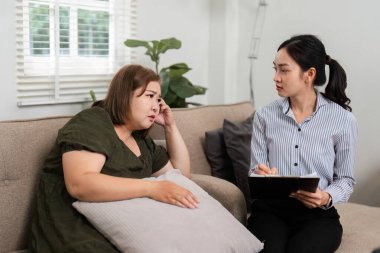 Rahat bir ortamda, bir psikiyatrist müvekkiline duygularını ifade etmesi için yardım eder. Terapist merhametli bir destek sunuyor, terapi deneyimini geliştiriyor ve duygusal iyileşmeyi teşvik ediyor..