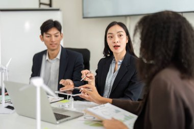 Ekip üyeleri ESG ilkelerine dayalı bir toplantıda yenilikçi yenilenebilir enerji çözümleri keşfederek sürdürülebilir uygulamalar ve takım çalışmalarına olan bağlılıklarını sergilediler..