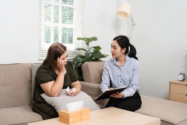 Destekleyici bir psikiyatrist, bir müşteri duygularını paylaşırken dikkatle dinler, zihinsel sağlık tartışmaları için besleyici bir ortam yaratır..