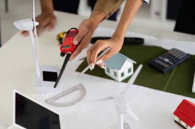 Profesyoneller arasında elle yapılan işbirliği, modern sürdürülebilir uygulamaları yansıtan rüzgar türbinleri ve çevre dostu evler modelleri yaratmak etrafında dönüyor..