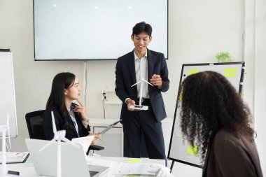 Adanmış bir ekip, ESG girişimleri için sürdürülebilir uygulamalar, işbirliği ve yenilikçi düşünce hakkında beyin fırtınası yapıyor..