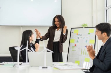 Fikirlerini paylaşan ve ESG uygulamalarında kaydedilen ilerlemeyi kutlayan meslektaşlar arasında canlı bir tartışma, sürdürülebilirlikte yeniliği teşvik ediyor.