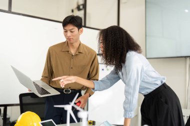 Sürdürülebilir enerji çözümleri üzerine odaklanmış bir tartışma, iki profesyonel modeller ve teknolojiyle etkileşime girerek yenilikçi fikirleri teşvik ederken,.