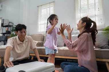 Bir anne ve babanın kızlarıyla eğlenceli bir alkış oyunu paylaştığı, sevgi, kahkaha ve değerli aile zamanlarını sergiledikleri keyifli bir an..