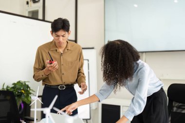 Yenilenebilir enerji sorunlarıyla başa çıkmak için işbirlikçi bir ortamda çalışan profesyoneller, sürdürülebilirlik çabalarında takım çalışmasının önemini vurguladılar.