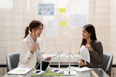 Toplantıda iki kadın, sürdürülebilir iş uygulamaları hakkında verimli bir konuşma yaparak ESG girişimlerinin ve takım çalışmalarının hedeflerine ulaşmadaki önemini vurguladılar..