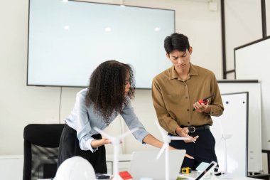 İki meslektaş arasında modern bir çalışma alanındaki potansiyel yenilenebilir enerji projeleri üzerine yapılan bir tartışma, profesyonel işbirliğini vurguladı.