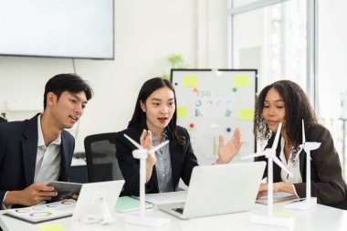 Dinamik bir ekip toplantısında ESG Çevre, Sosyal, Yönetim stratejileri ele alınırken, ekip üyeleri sürdürülebilir çözümler ve işbirlikçi bir çalışma alanında yenilikçi projeler üzerinde görüştüler..