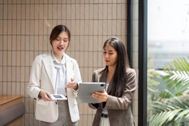 İki iş kadını, sektörlerinde sürdürülebilirlik çabalarını desteklemek, işbirliği, ağ oluşturma ve çevre dostu uygulamalara odaklanmak için yenilikçi teknolojiler kullanma konusunda aynı fikirleri paylaşıyor..