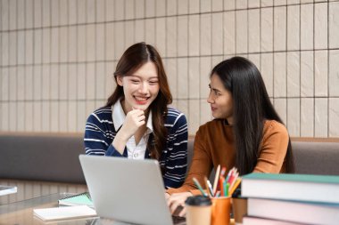 İki üniversite öğrencisi samimi bir kafe masasında çalışırken fikirleri paylaşıyor ve notları tartışıyorlar. Arkadaşlıkları öğrenme deneyimlerini geliştirir..