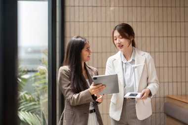 Modern bir ortamda, iki iş adamı sürdürülebilirlik girişimlerini geliştirmenin yollarını araştırarak, stratejilerinde çevre sorumluluğu ve işbirliğinin önemini vurguladılar..
