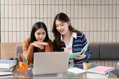 Arkadaşlar notlarını incelerken ve proje konularını tartışırken birbirlerine destek olurlar, öğrenme ve işbirliği için davet edici bir ortam yaratırlar..