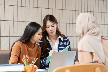 Destekleyici bir çalışma ortamında, arkadaşlar yakın bir şekilde çalışır, projelerini tartışır ve geri bildirim paylaşır, etkili öğrenme stratejilerini desteklerler.