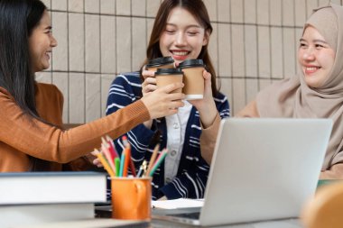 Üç yakın arkadaş günlerini kahve ile kutlarken modern bir kafede neşeli bir sohbete dalıyorlar, neşe ve dostluğu vurguluyorlar..