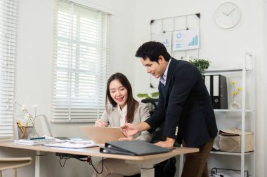 Mali danışman ve müşteri belgeleri inceler ve stratejileri tartışır, mali planlama ve işbirliğinin önemini vurgular.