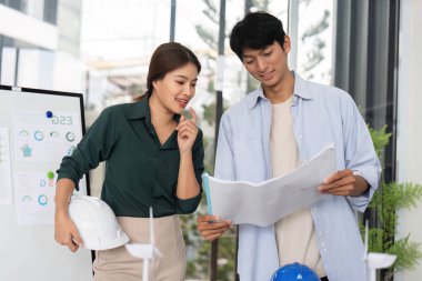 Mühendisler, sürdürülebilir proje planları, takım çalışmasının ve yeniliğin vurgulanması hakkında verimli bir sohbete girişiyor.